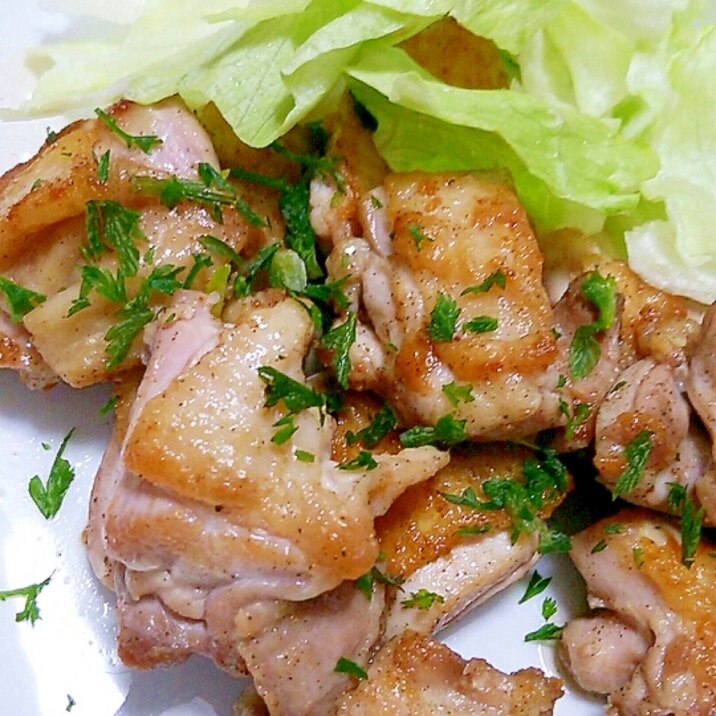 皮がパリパリ♪鶏モモ肉のソテー+人参葉